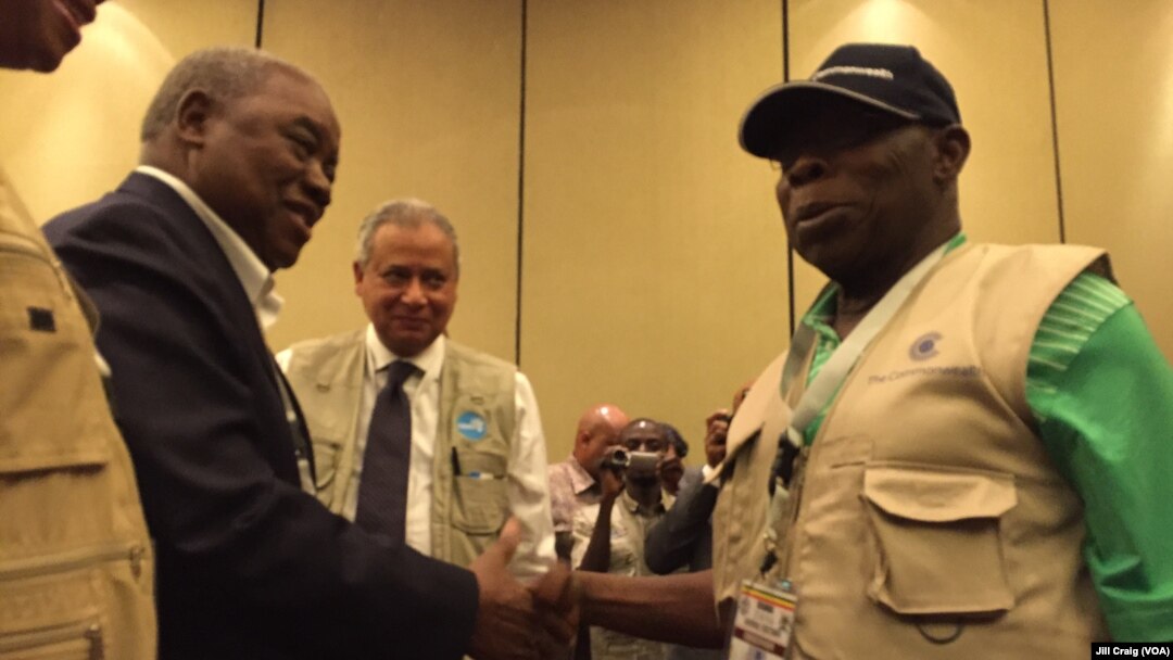 Former Nigerian President Olusegun Obasanj, right, greets former Zambian President Rupiah Banda after a news conference held by Commonwealth Observers team in Kampala, Feb. 20, 2016. Obasanjo heads Commonwealth Observers and Banda heads the Electoral Inst
