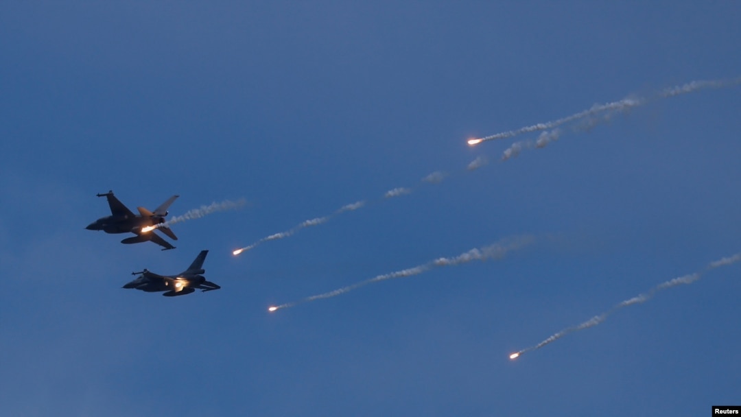 台灣空軍F-16戰機在北部的新北市上空進行訓練。（2023年7月20日）