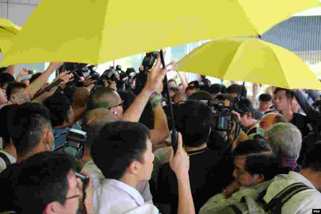 港府公佈政改方案對立團體立法會外衝突(美國之音海彥拍攝)