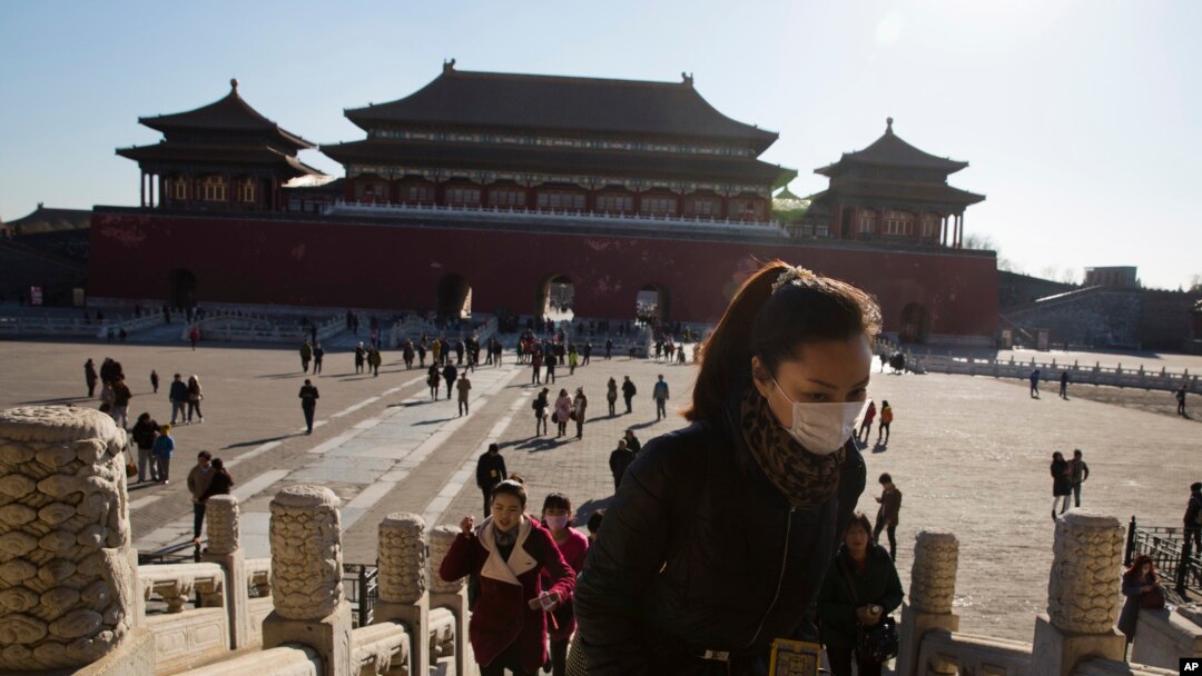 到北京旅遊的遊客戴上口罩