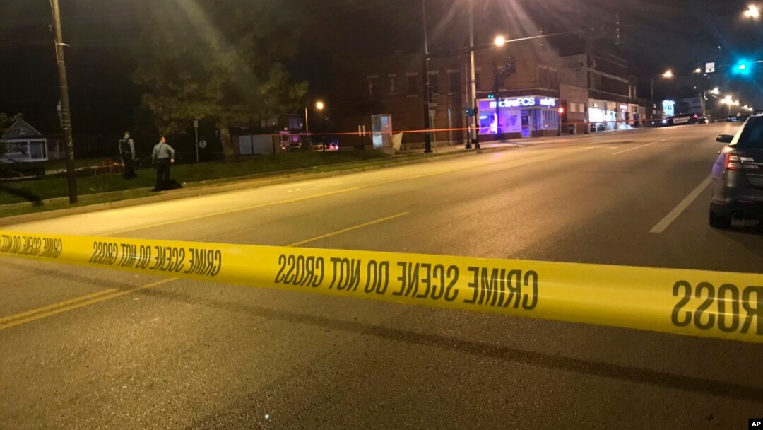 En esta imagen de la cadena de televisión KSHB la policía trabaja en la escena de un tiroteo en Kansas City, Kansas, el domingo 6 de octubre de 2019. (41 KSHB Kansas City Action News vía AP).