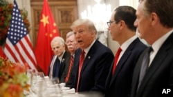美國總統特朗普在與中國國家主席習近平在布宜諾斯艾利斯共進晚餐時講話。（2018年12月1日）