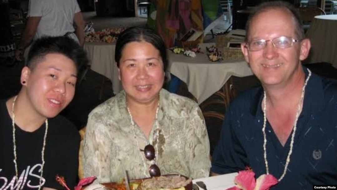 被捕的美國公民潘婉芬（中）（圖片來源：savesandy.org）