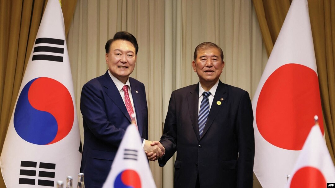 APEC 정상회의 참석 차 페루를 방문한 윤석열 한국 대통령과 이시바 시게루 일본 총리가 만나 양국 간 정상회담을 갖고, 북러 군사협력에 대해 강한 우려를 표명했다. 