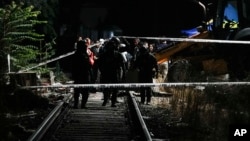 Policías e investigadores forenses trabajan en la zona donde fue encontrado el cuerpo del ex militar venezolano Roland Ojeda en Santiago, Chile, el 1 de marzo de 2024. Ojeda fue secuestrado ocho días antes y su cuerpo fue encontrado en las afueras de Santiago.