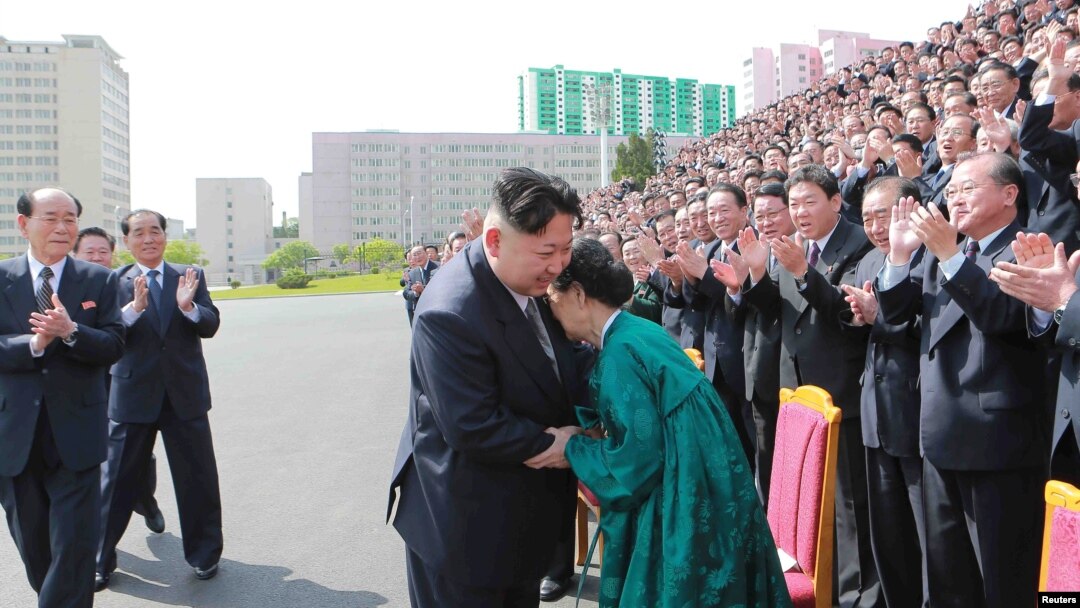 북한 김정은 노동당 위원장이 7차 당 대회 참가자들과 기념사진을 촬영하며 격려했다고 관영 조선중앙통신이 13일 전했다.