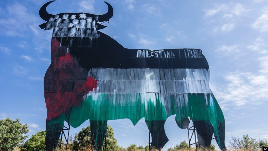 Un cartel con la silueta de un toro, pintado con los colores de la bandera palestina y la frase "Palestina libre", a las afueras de Madrid, el 28 de mayo de 2024.