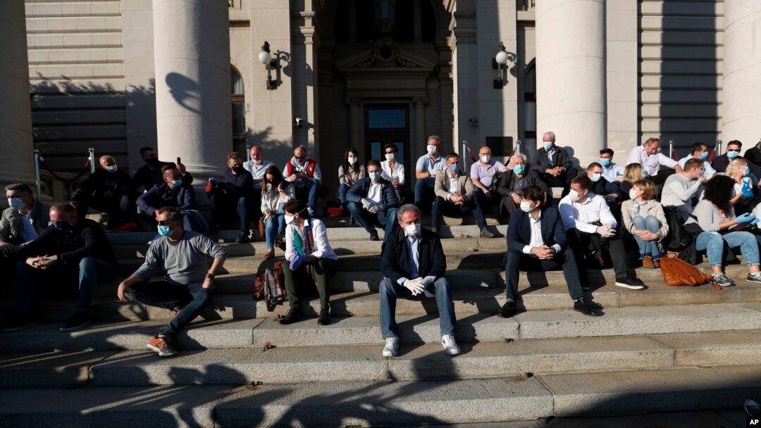 Protest opozicije ispred Skupštine Srbije tokom vanrednog stanja zbog pandemije koronavirusa, april 2020.