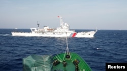 在離越南海岸210公里的南中國海上，從一艘越南海岸警衛隊的船上看附近的中國海警船。（2014年5月14日） 