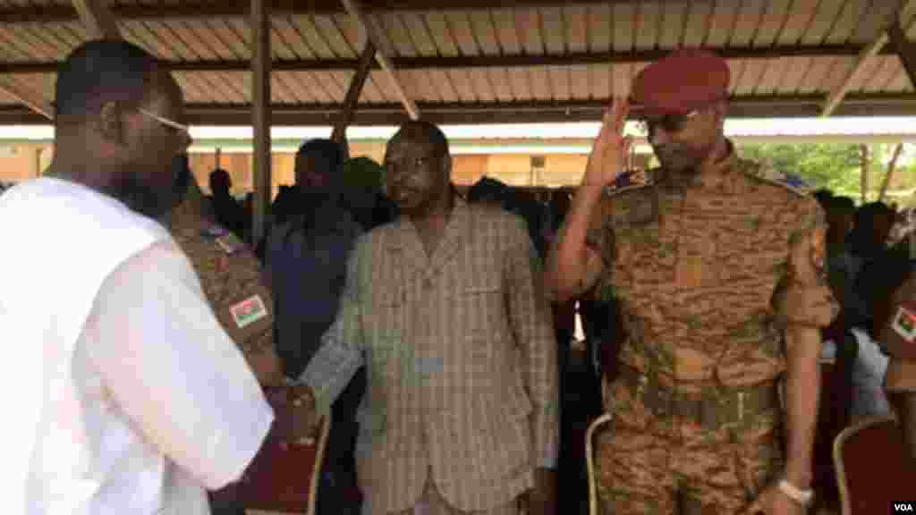 Janar Gilbert a gefen dama yake bayani