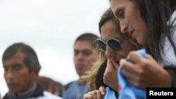 Familiares de los 44 tripulantes del submarino ARA San Juan durante una demostración a las afueras de la Base Naval Argentina desde donde partió la nave en Mar del Plata, Argentina, el 17 de noviembre del 2018