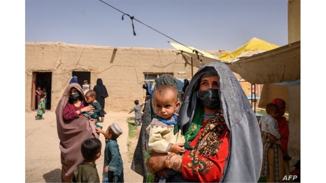 Una mujer que huyó de su aldea en Helmand cuando fue tomada por los talibanes, espera ver a un médico en una clínica móvil para mujeres y niños instalada cerca de Lashkar Gah en la provincia de Helmand, Afganistán, el 28 de marzo de 2021.