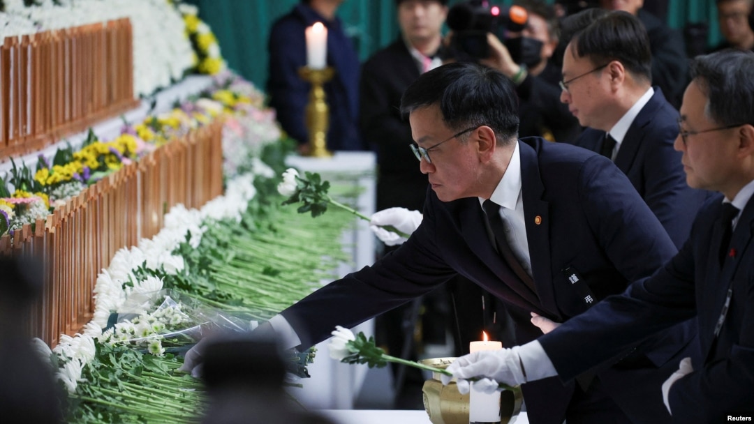30일 최상목 한국 대통령 권한대행이 전라남도 무안 스포츠파크에 마련된 합동분향소를 방문해 헌화하고 있다.