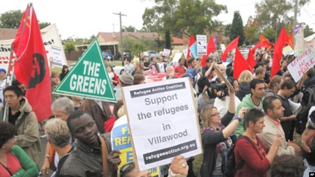 Activists in support of refugees claiming asylum in Australia rally outside Villawood detention center in Sydney (File 2011)
