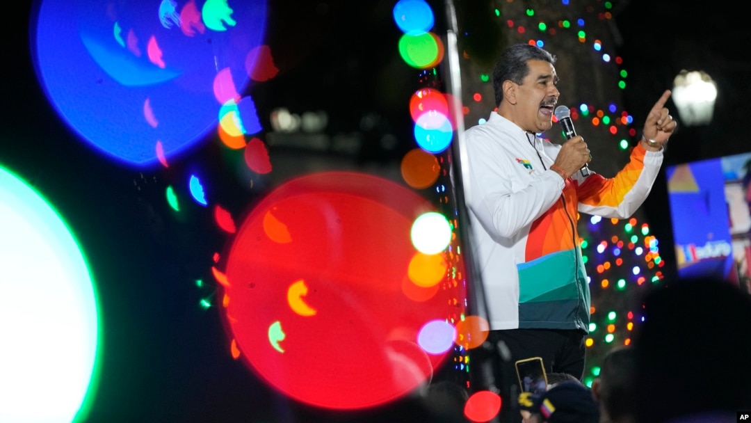 El presidente Nicolás Maduro habla a simpatizantes en Caracas el 3 de diciembre de 2023. Este año, su gobierno decretó el adelanto de la Navidad, lo que analistas han interpretado como un intento de dejar atrás la polémica por la elección de julio.