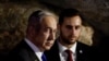 El primer ministro israelí, Benjamin Netanyahu, asiste a una ceremonia el día de Conmemoración del Holocausto en el Salón de la Conmemoración de Yad Vashem, el Centro Mundial de Conmemoración del Holocausto, en Jerusalén, el 6 de mayo de 2024. REUTERS