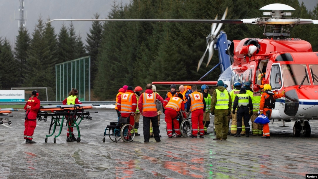 Passengers are helped out of a rescue helicopter after being rescued from cruise ship 'Viking Sky' in Hustadvika,Norway, March 24, 2019. (Svein Ove Ekornesvag/NTB Scanpix/via Reuters) 