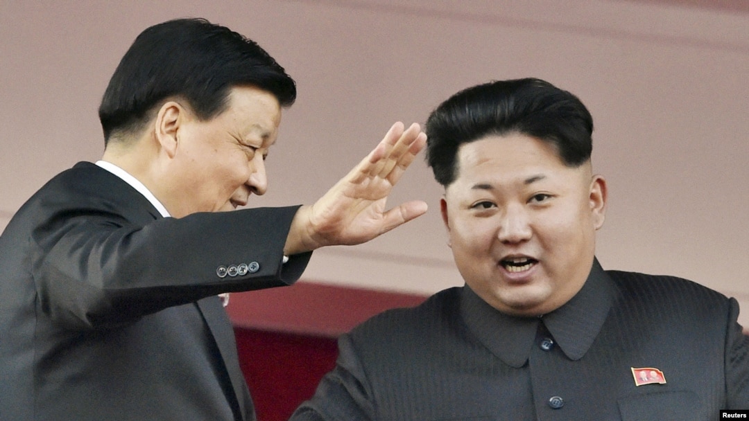 지난 10월 북한 평양에서 열린 노동당 창건 70주년 기념식에서 중국 대표단을 이끌고 방북한 류윈산 공산당 정치국 상무위원(왼쪽)이 김정은 국방위원회 제1위원장(오른쪽)과 함께 열병식을 참관하고 있다. (자료사진)