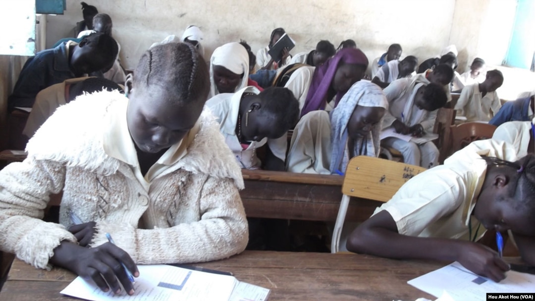 South Sudanese children sit an exam in a high school in Aweil in Northern Bahr el Ghazal state on March 20, 2013. (VOA/Hou Akot Hou)