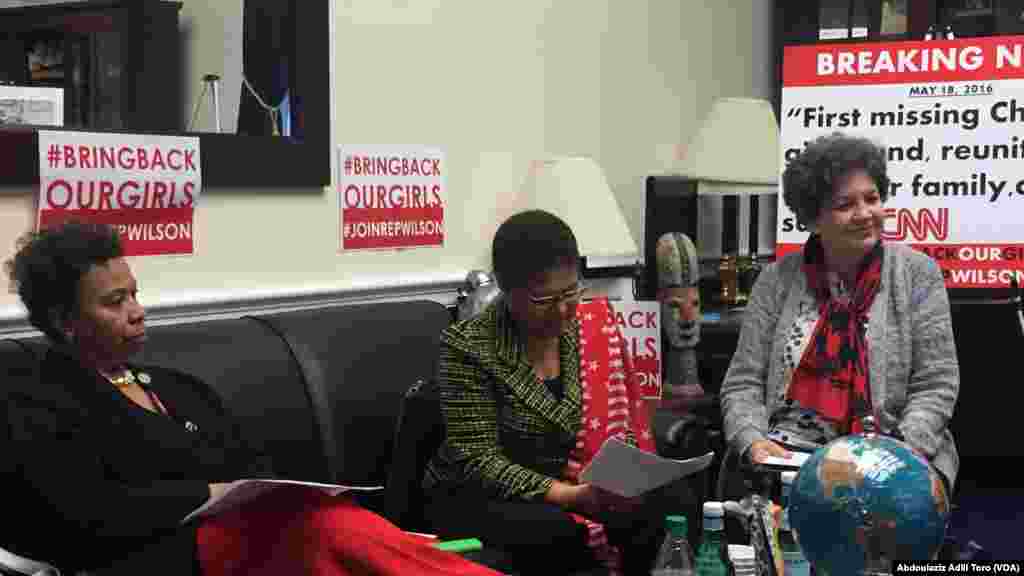 'Yar Majalisar Wakilai Frederica Wilson na murnar samun nasarar dokar da ta gabatar gaban Majalisa.