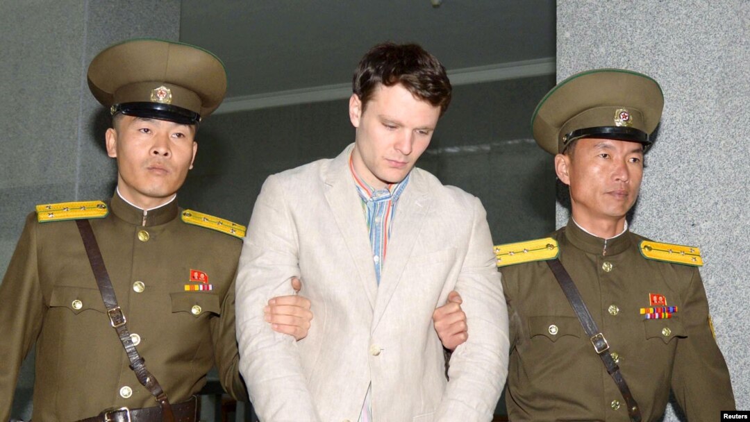 북한 최고재판소가 억류 중인 미국인 대학생 오토 웜비어(가운데) 씨에게 국가전복음모죄로 15년 노동교화형을 선고했다고, 북한 관영 '조선중앙통신'이 지난 16일 보도했다.