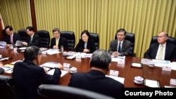 台灣總統當選人蔡英文(中)2016年4月29日在台灣外交部聽取簡報（台灣民主進步黨網站）