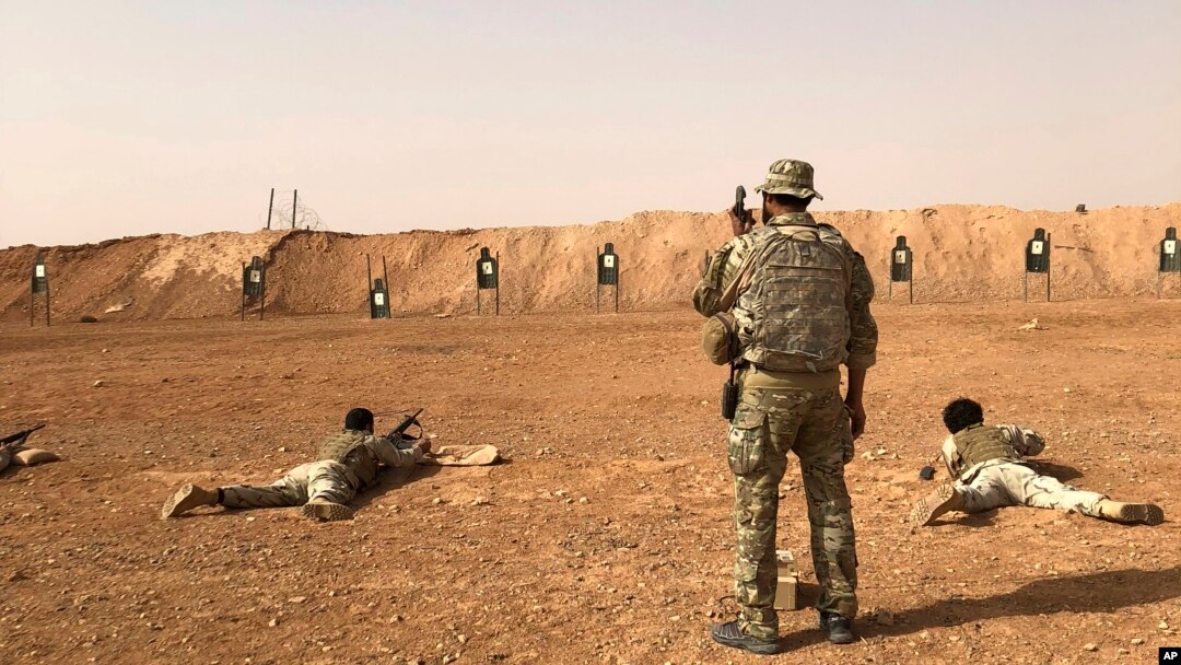 미 육군 특수부대 병사(서있는 이)가 시리아 알탄프 기지에서 현지 온건반군을 훈련하고 있다. (자료사진)
