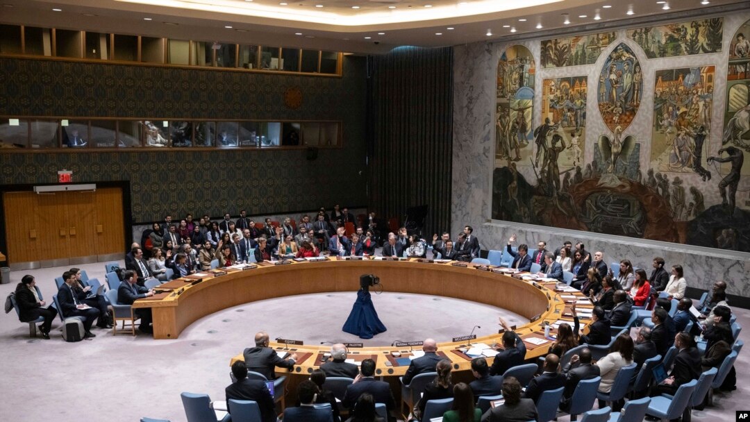 Representantes de los países miembros del Consejo de Seguridad de la ONU durante una votación en la sede de la organización, el viernes 22 de diciembre de 2023. (AP Foto/Yuki Iwamura)
