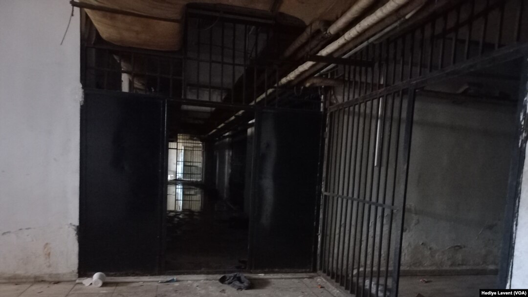 Yakınları, tutuklu ve kayıplara dair bir iz bulabilmek için istihbarat şubelerinin arşivlerini tarıyor.