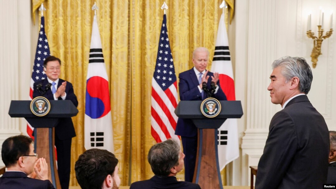 조 바이든 미국 대통령이 지난달 21일 문재인 한국 대통령과의 정상회담 기자회견에서 새로 임명한 성 김 대북특별대표(오른쪽)를 소개했다.