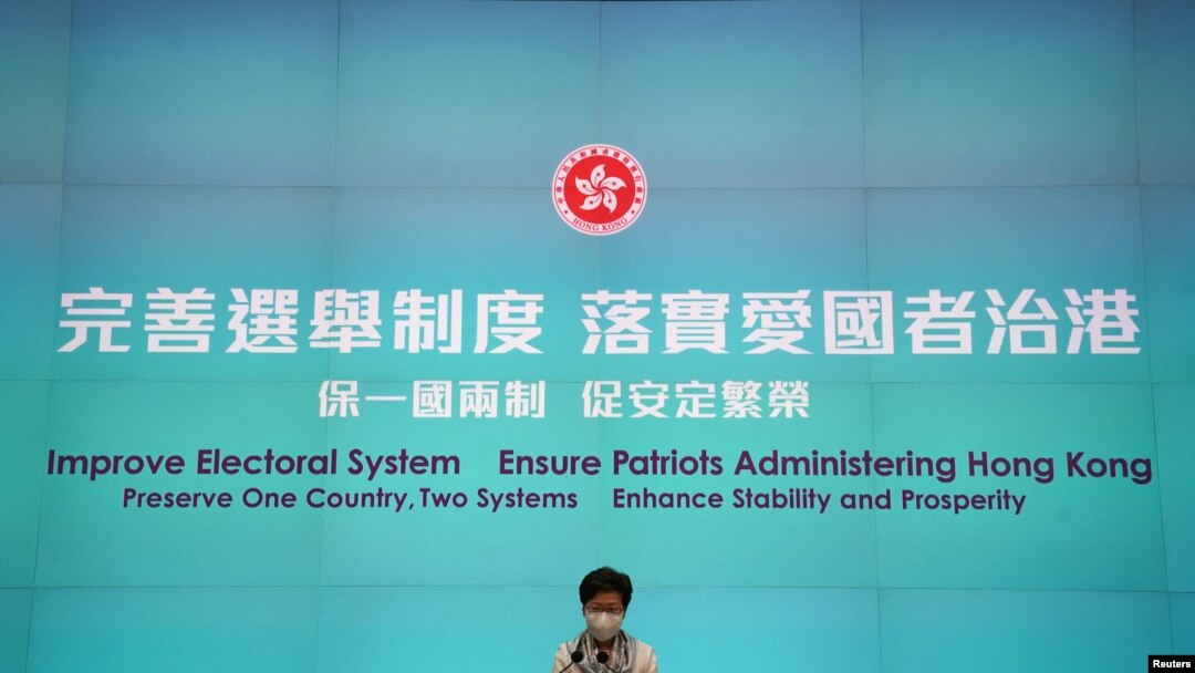 香港特首林鄭月娥在星期四傍晚會見記者談論中國人大改變香港立法會選舉制度（路透社照片）