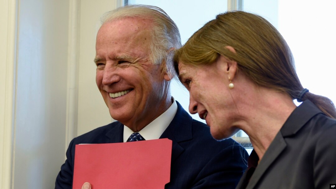 El vicepresidente Joe Biden, aquí junto a la embajadora Samantha Power, podría decidir entrar a la contienda presidencial a fines del verano.
